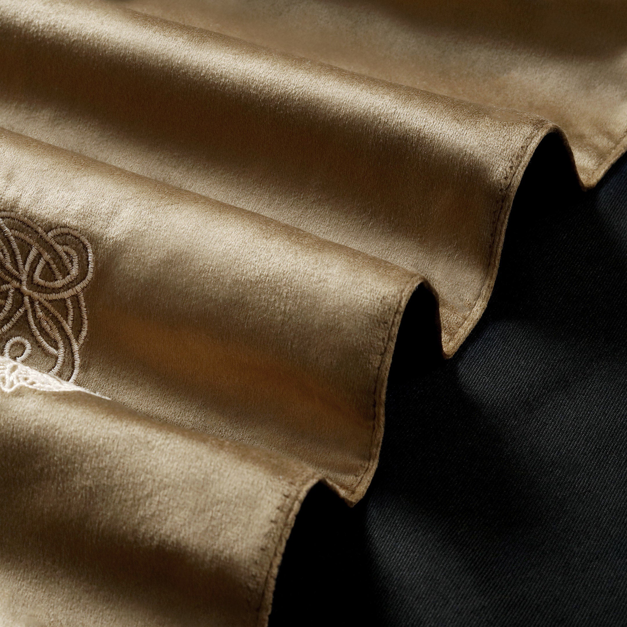 Velour Elegance - Dining Table Set