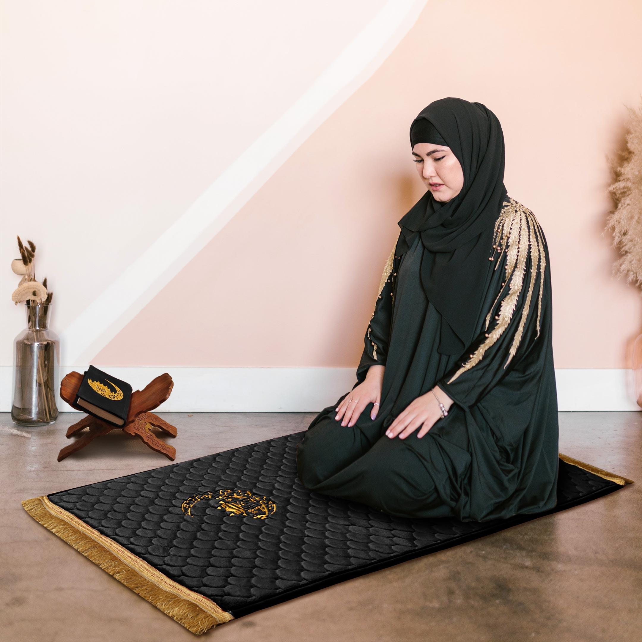 Black Seashell Quilted Moon Embroidered Fleece Padded Prayermat