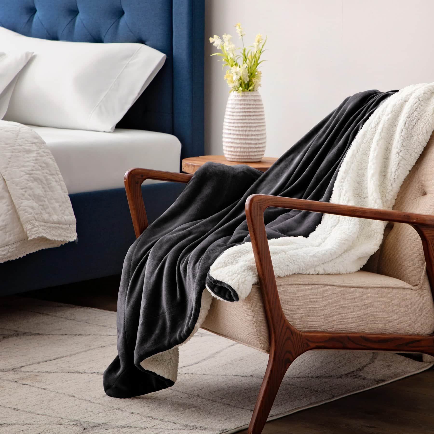 Ultra Soft Sherpa Throw Blanket - Black