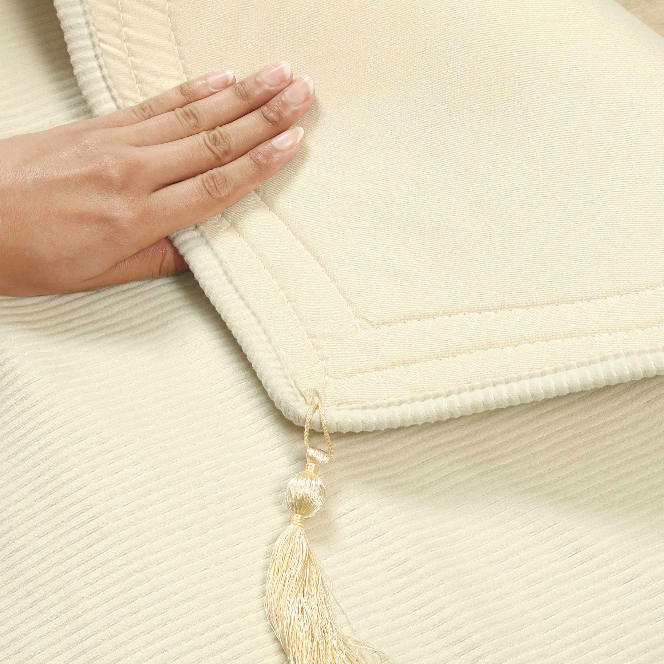IMAAN-E-NOOR Velvet Quilted Prayermat