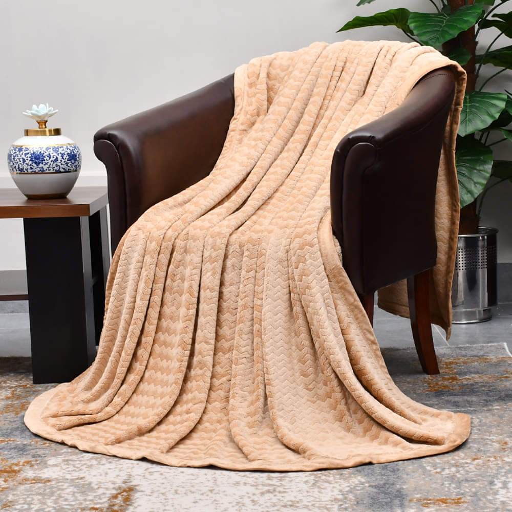 Soft and Cozy Zigzag Design Fluffy Fleece Flannel Blanket-Camel